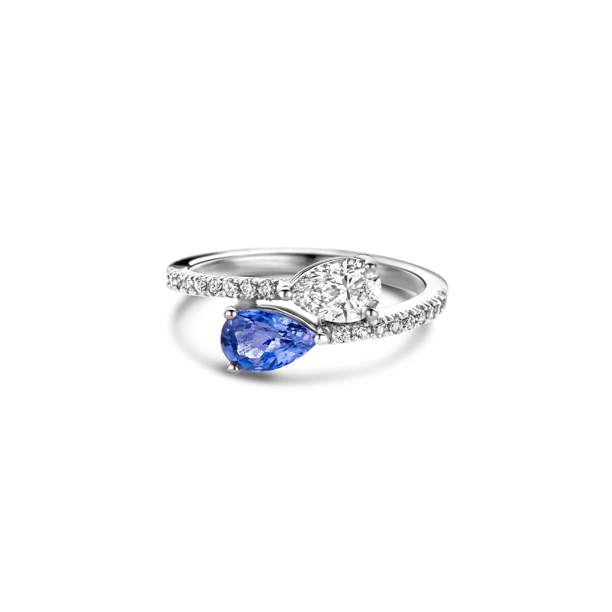 Deux – Blue Sapphire ring in white gold, front view