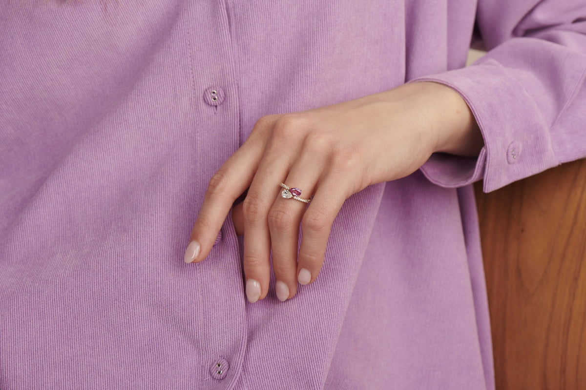 Deux – Pink Sapphire ring in rose gold worn on the hand, lilac shirt